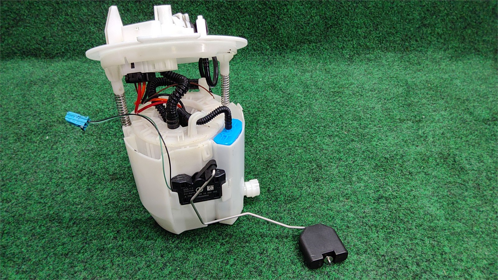 2016-2022 Mercedes Glc 300 Fuel Pump Delivery Module 17k Mls Oem A2054704900
