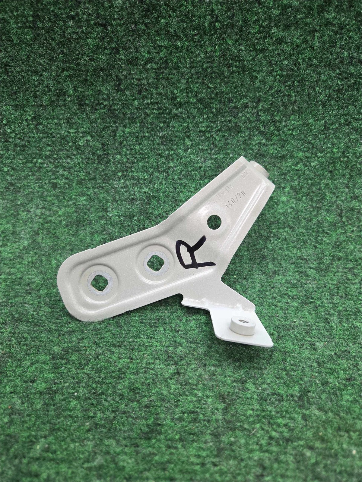 19-2025 Bmw 330i Right Fender Bracket Center Section 2 White 300 Oem 41008494436