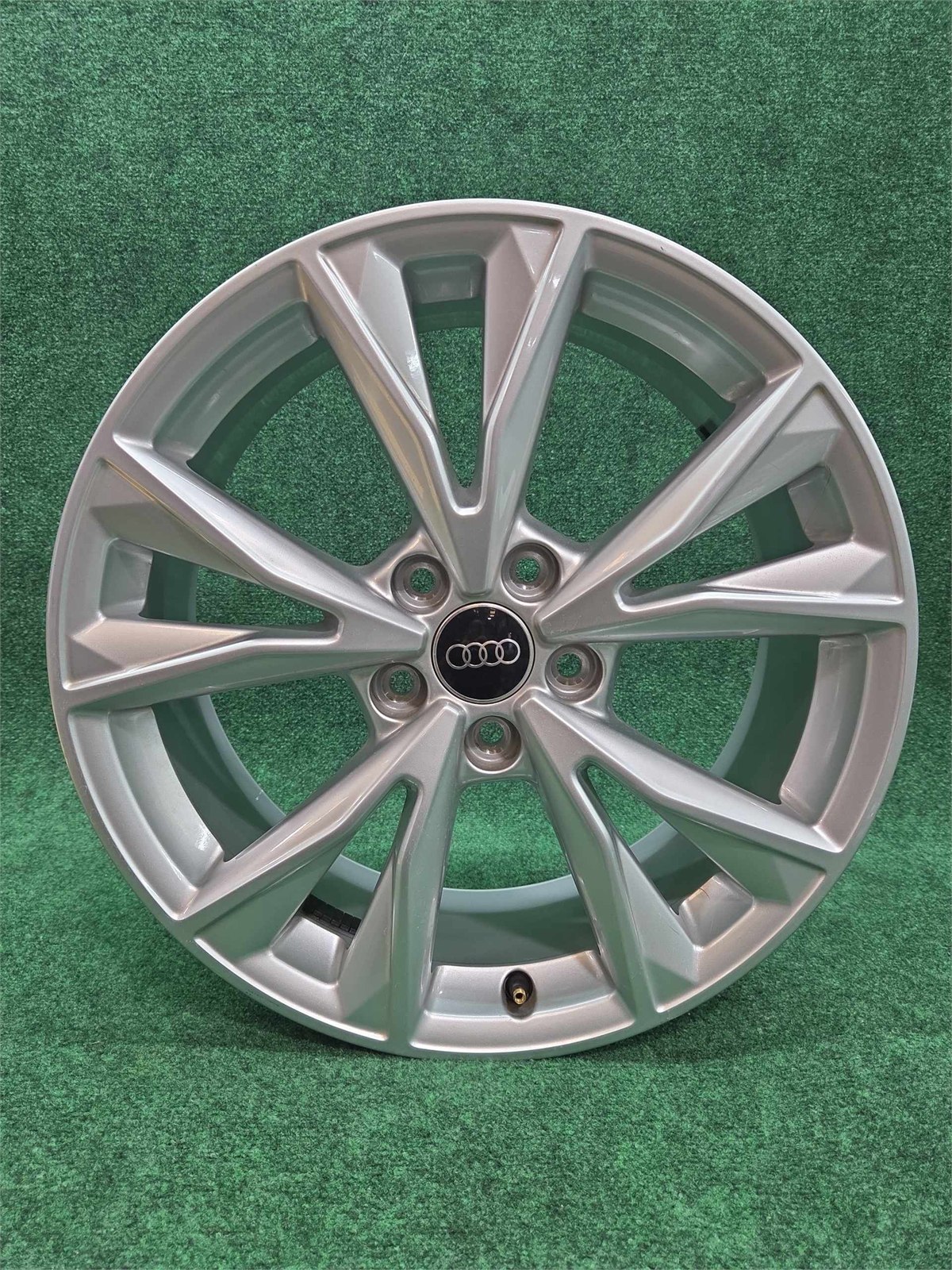 Audi Wheel 5-v Spoke 7jx18h2 Oem 83a601025ar