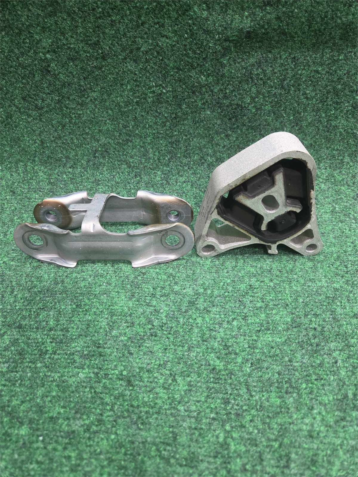 2015-2020 Mercedes Benz Gla 250 Upper Engine Mount Oem A2462400809