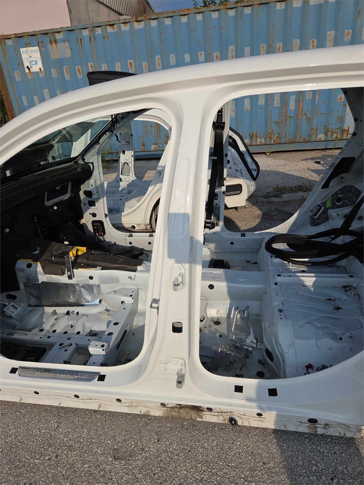 2016-2019 Mercedes Benz Glc 300 Left B-pillar Polar White 149 Oem A2536305701