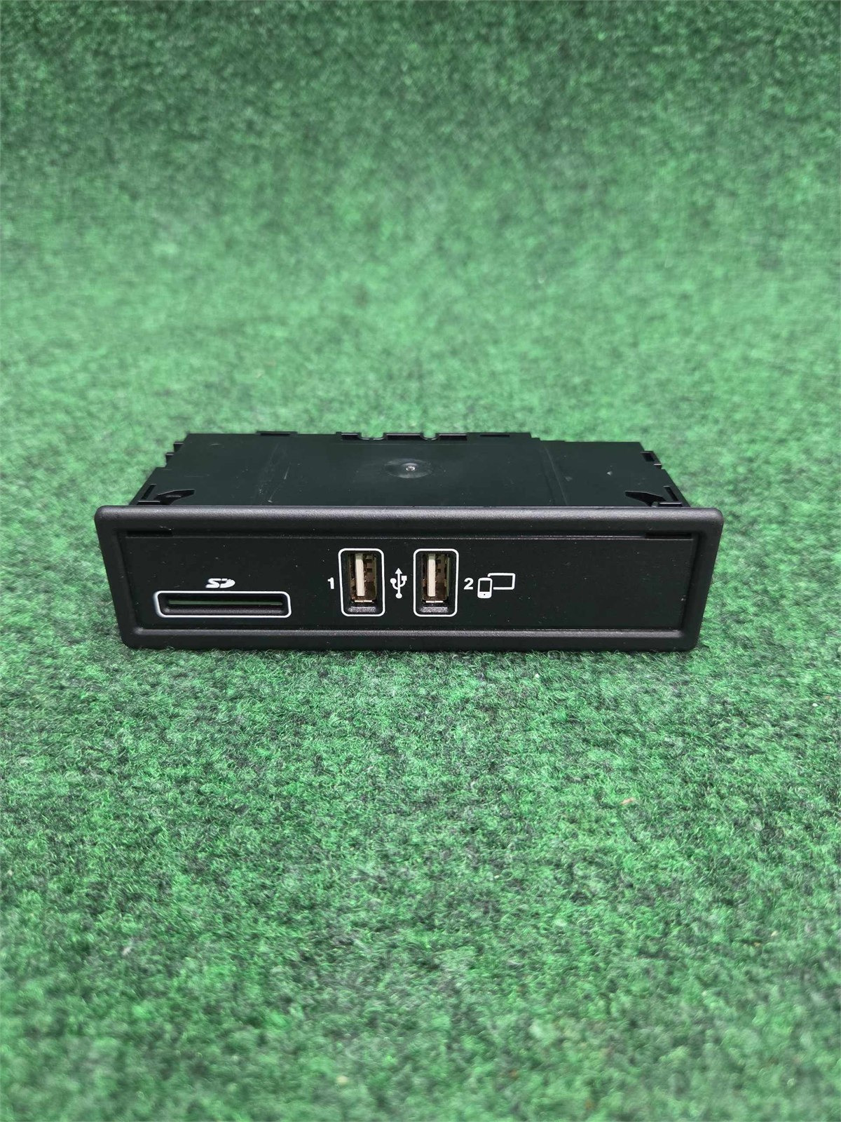 2016-2019 Mercedes Benz Glc 300 Usb Multimedia Charging Port Oem A2538206100