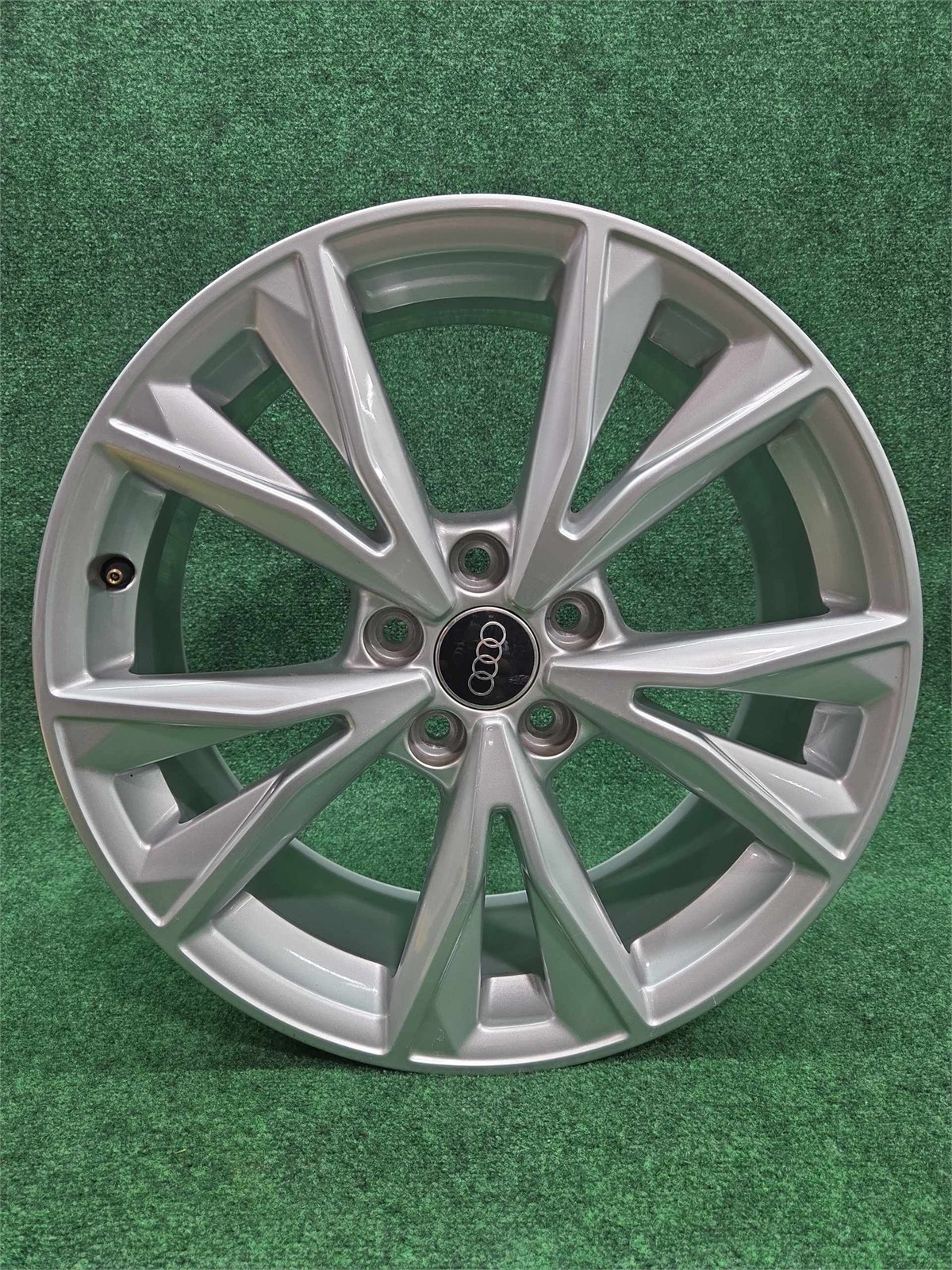 Audi Wheel 5-v Spoke 7jx18 h2 Oem 83a601025ar