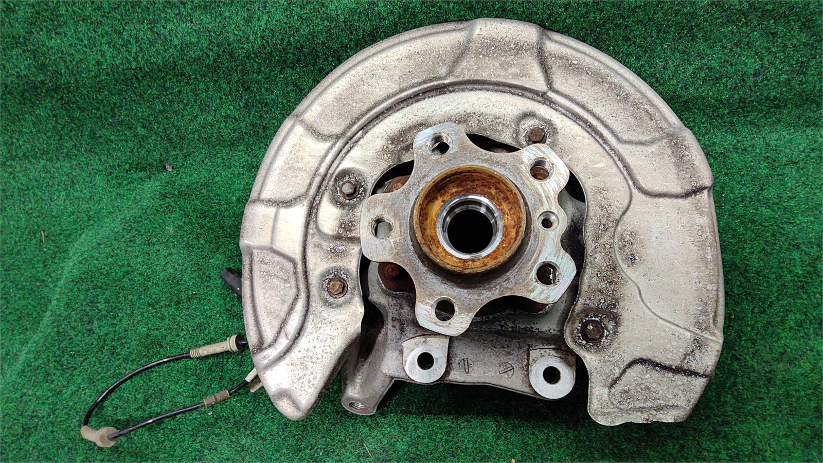2017-2023 BMW 530i Rear Right Spindle Knuckle Hub OEM 33306866336
