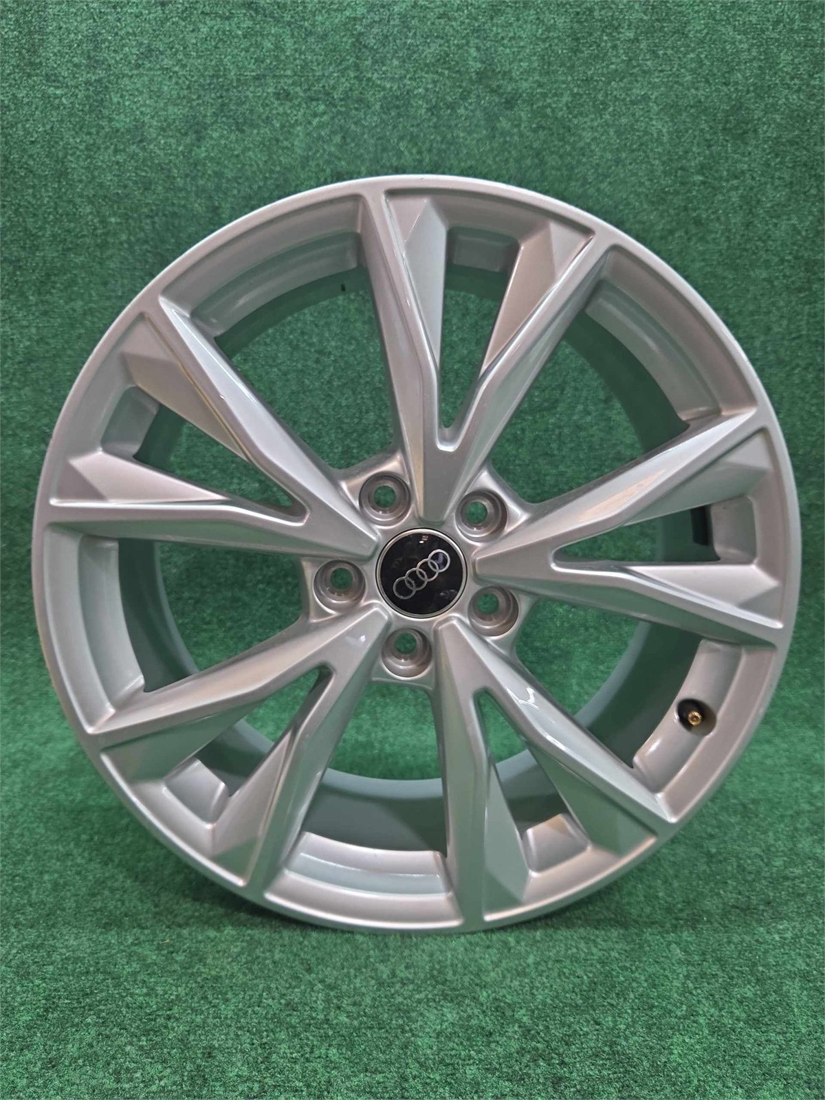 Audi Wheel 5-v Spoke 7jx18h2 Oem 83a601025ar