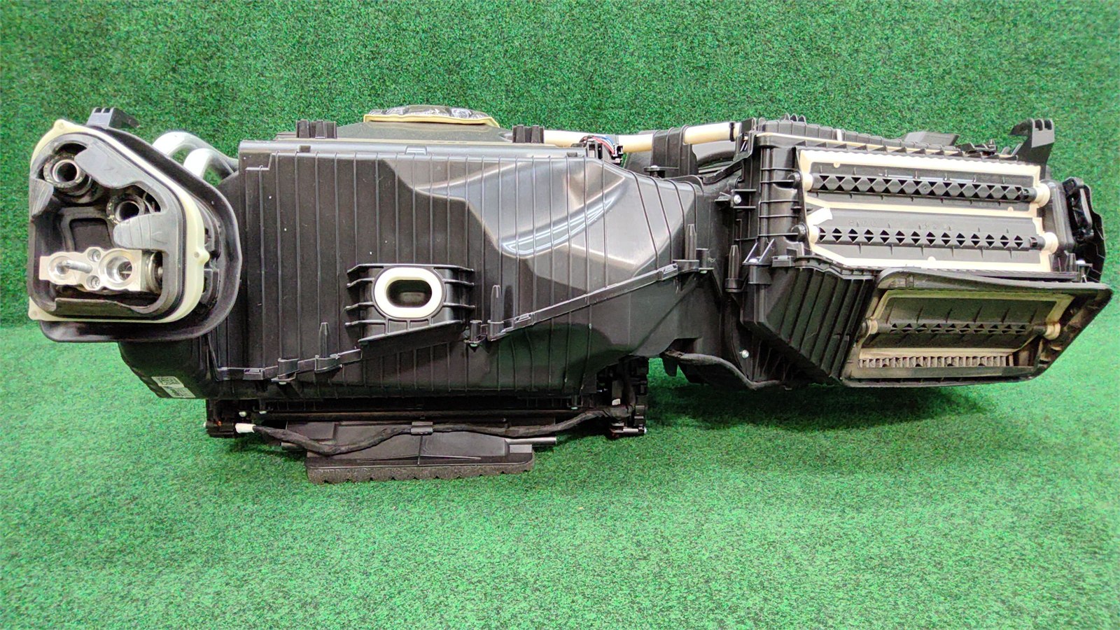 2018-2022 BMW 330i A/C Evaporator Distribution Housing OEM 64119382874