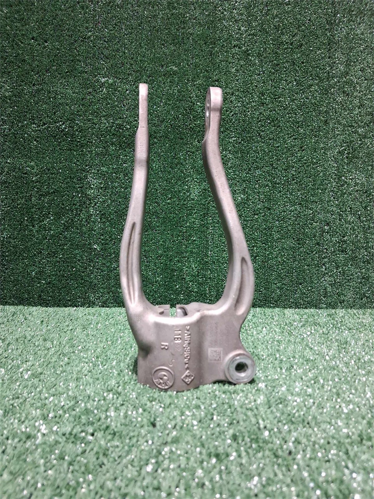 2019-2023 Bmw 540 Front Right Spring Strut Bracket Oem 31126861200
